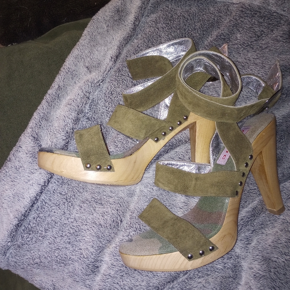 Women's size 9 Platform Sandals by Arleen C